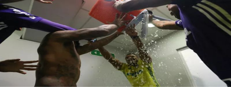 Goleiros dão banho de gelo e água em treinador